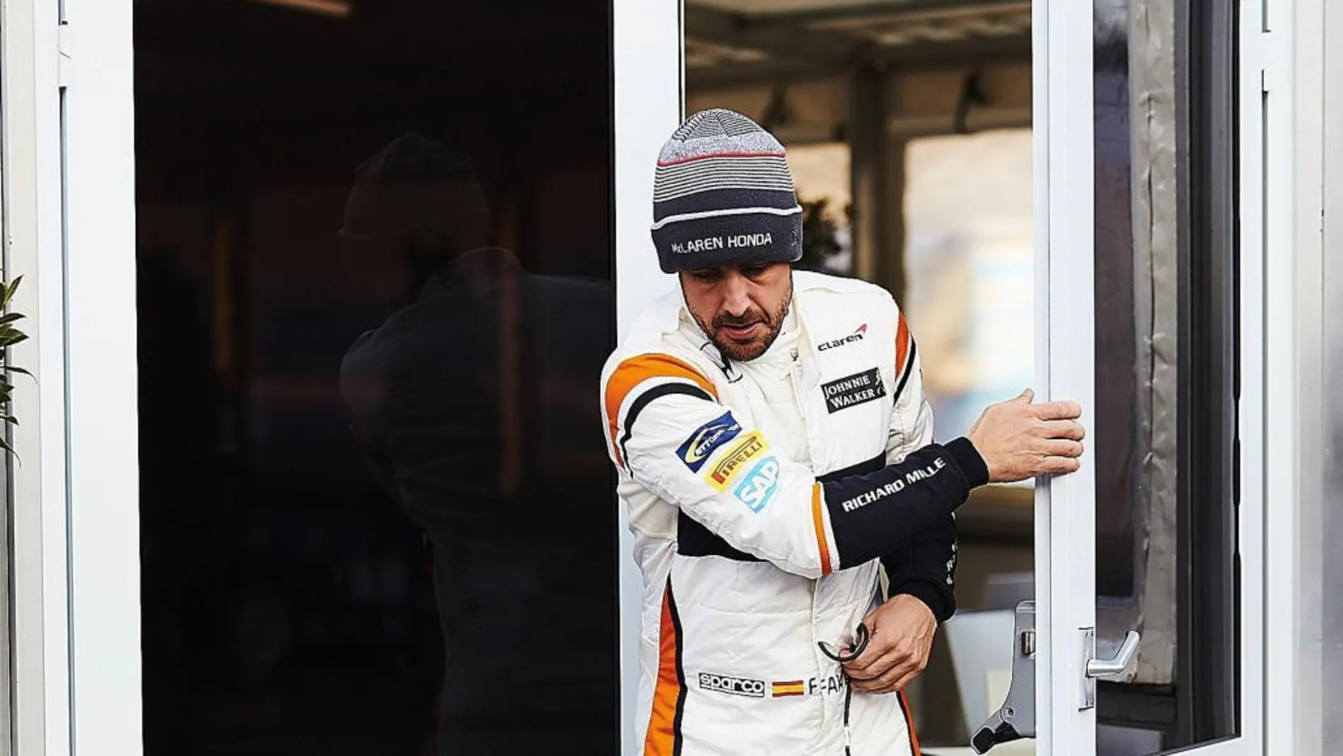 El piloto español de McLaren Fernando Alonso sale de su box durante la primera sesión de entrenamientos libres en el circuito de Montmelo (Barcelona)