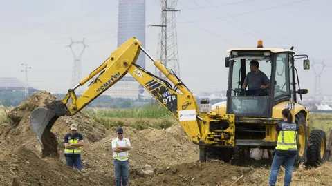 La excavadora y el dispositivo policial que buscaba desde el pasado martes en Camas (Sevilla) los restos de Marta del Castillo.
