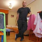 Daniel acude puntualmente a su apartamento para recoger ropa para sus hijas y ver que todo está en orden