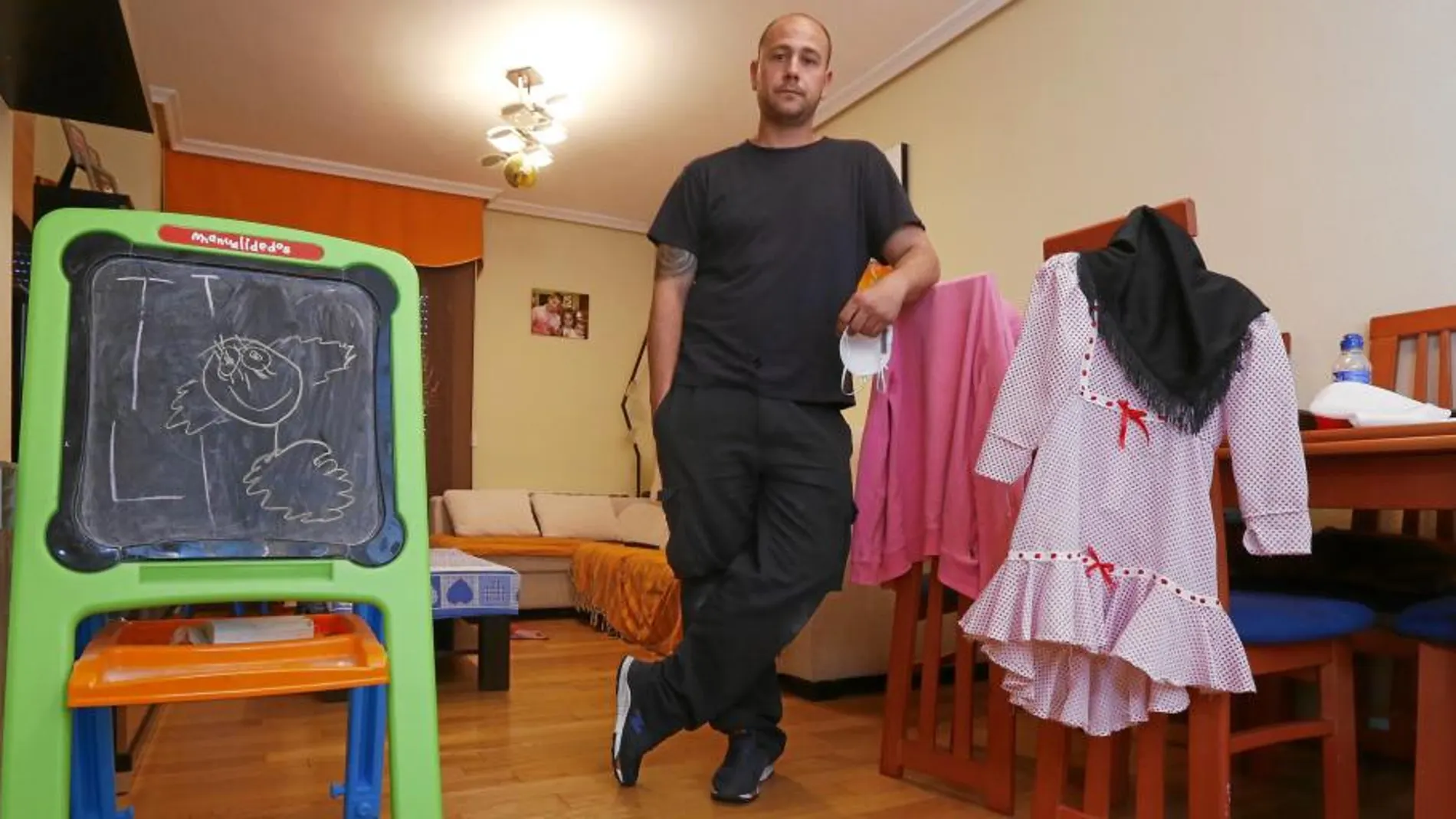 Daniel acude puntualmente a su apartamento para recoger ropa para sus hijas y ver que todo está en orden