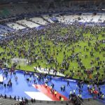 Los espectadores invaden el césped del Stade de France la noche del 13N tras las explosiones en los alrededores.