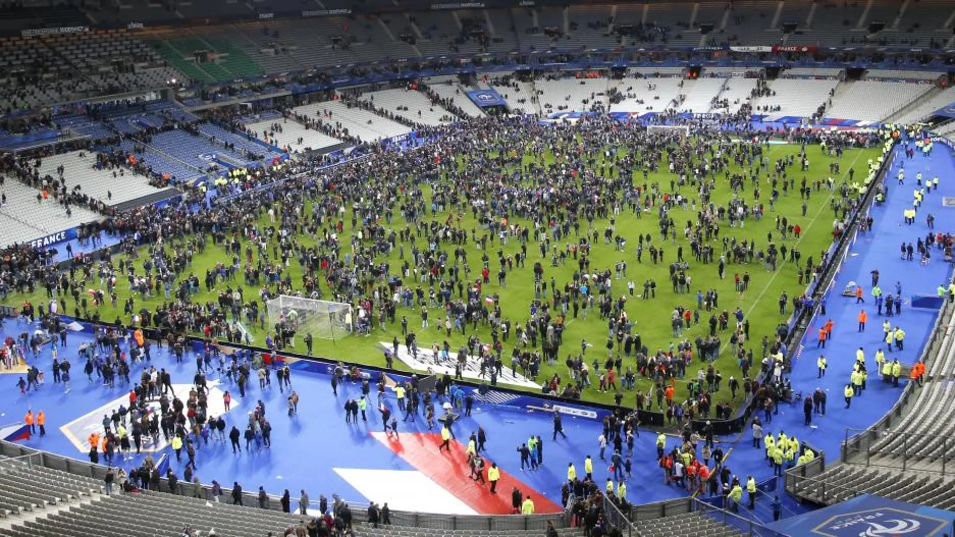 Los espectadores invaden el césped del Stade de France la noche del 13N tras las explosiones en los alrededores.