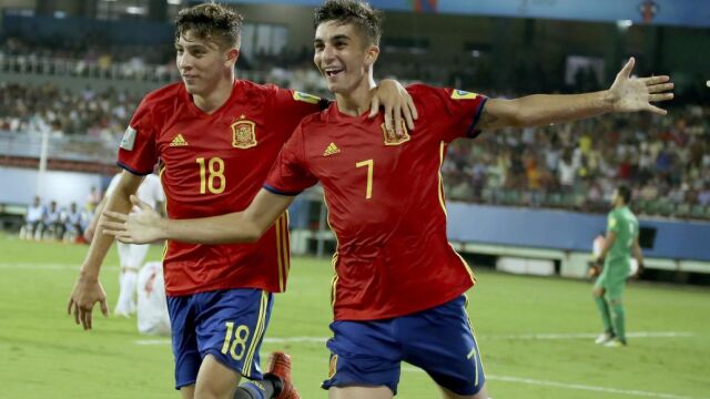 El jugador de la selección española sub 17 Ferrán Torres (d) celebra con su compañero César Gelabert su gol marcado ante Irán, (imagen de archivo)