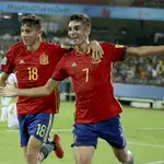 El jugador de la selección española sub 17 Ferrán Torres (d) celebra con su compañero César Gelabert su gol marcado ante Irán, (imagen de archivo)