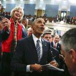 Obama firma autógrafos tras pronunciar su último discurso sobre el Estado de la Unión