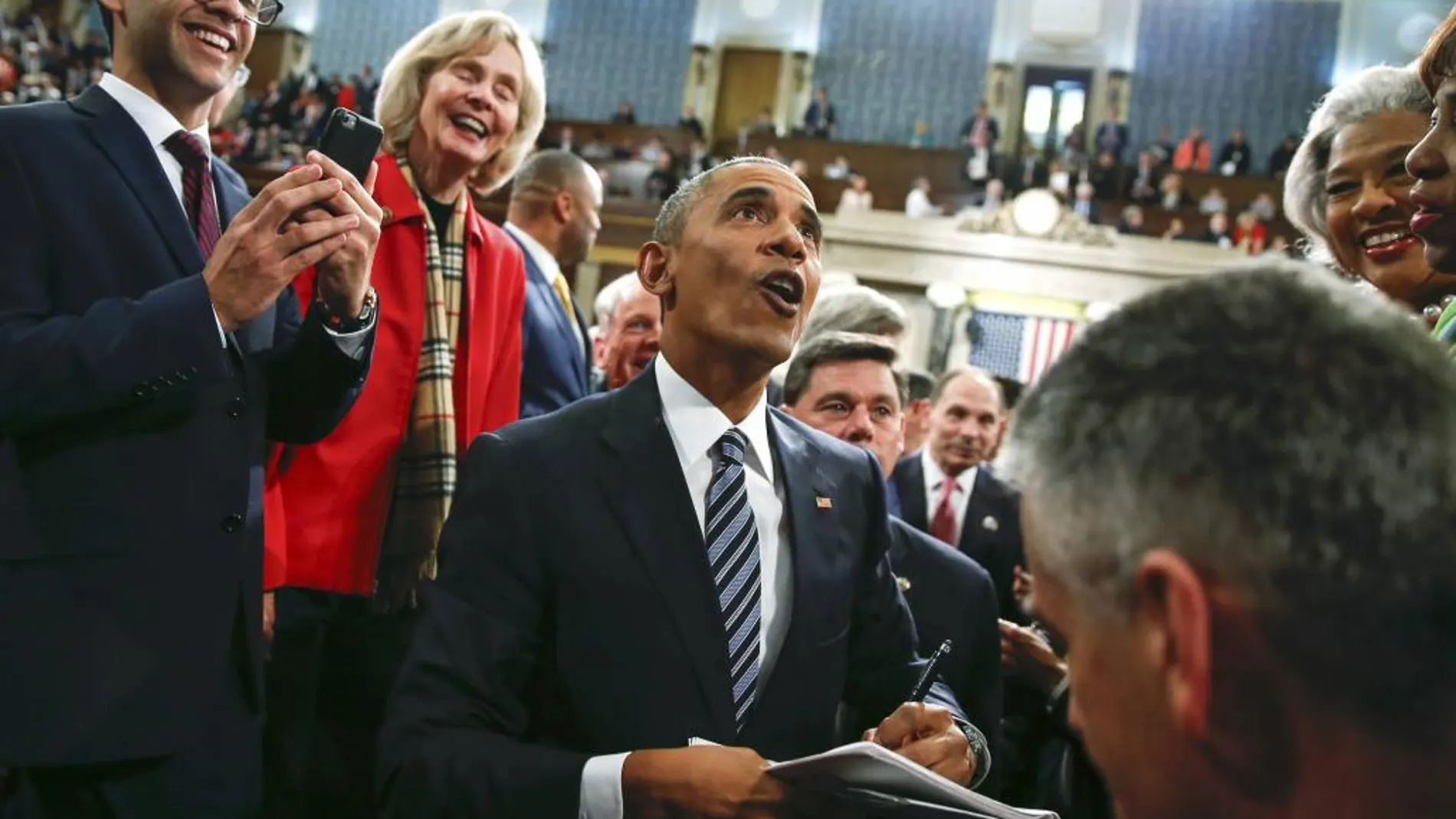 Obama firma autógrafos tras pronunciar su último discurso sobre el Estado de la Unión