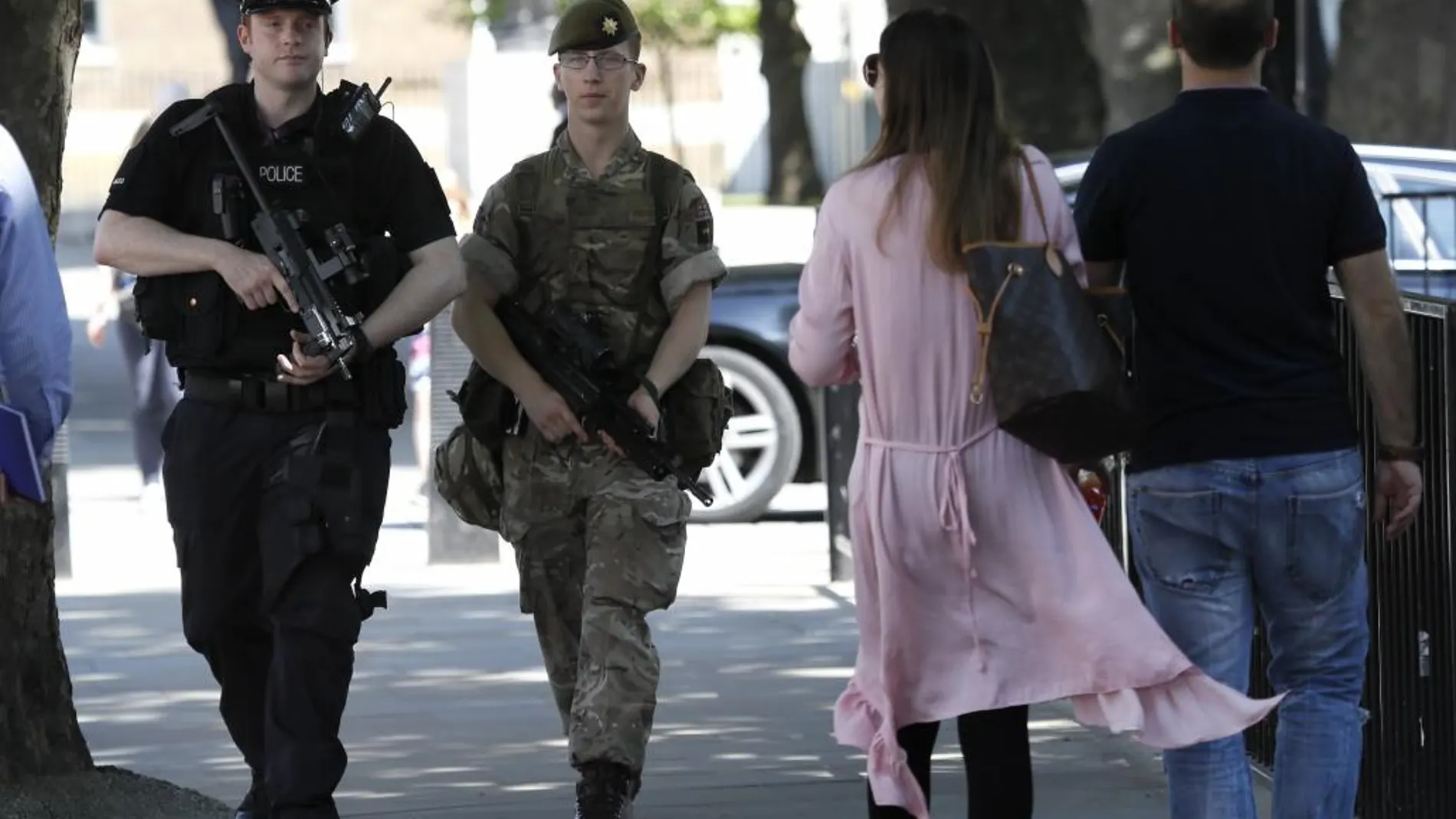 Un soldado y un policía armado patrullan en Londres