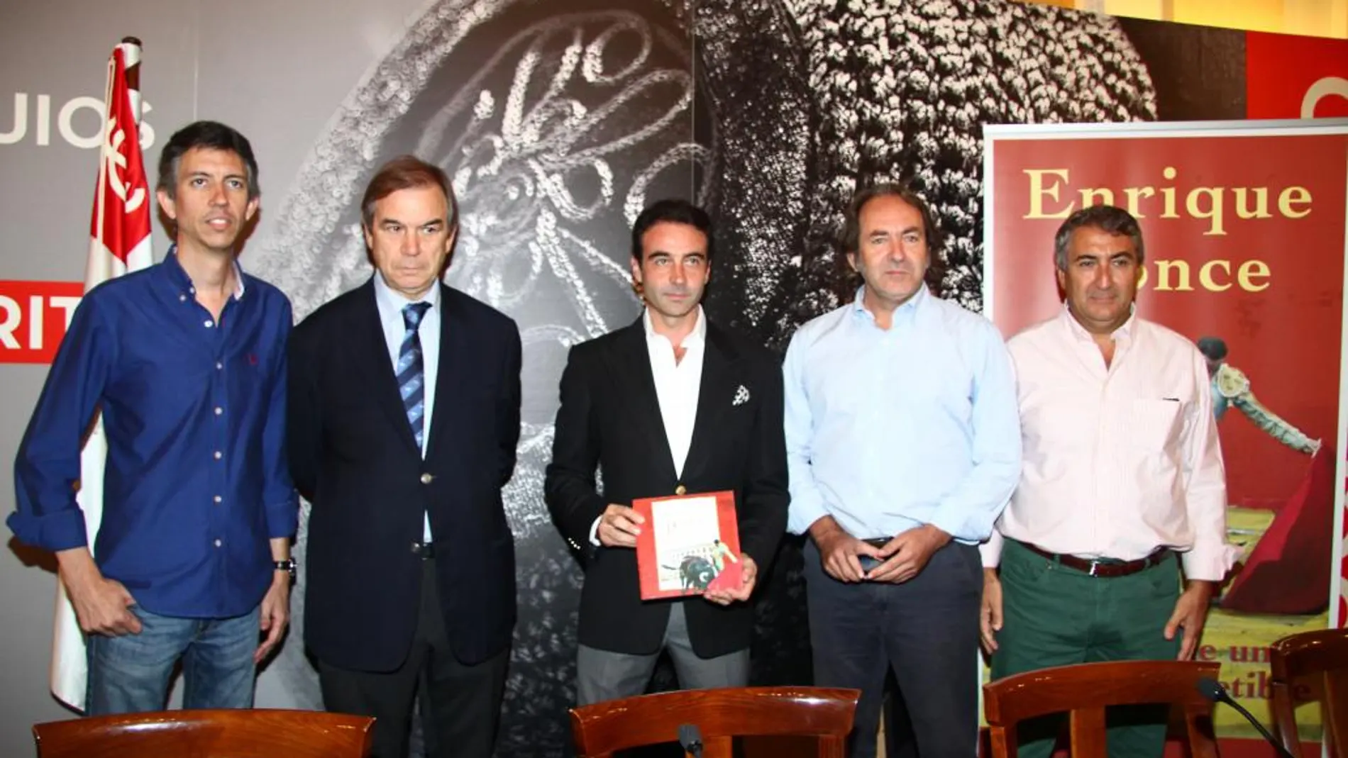 Enrique Ponce arropado por Maxi Pérez, Antonio Fernández Casado, presidente del Club Cocherito; Paco Delgado y José Luis Ramón