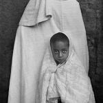 Una niña y una mujer, en la ciudad de Lalibela