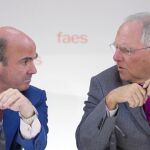 El ministro de Economía, Luis de Guindos (izda.), junto al ministro alemán de Finanzas, Wolfgang Schäuble, en un encuentro de la Fundación Faes