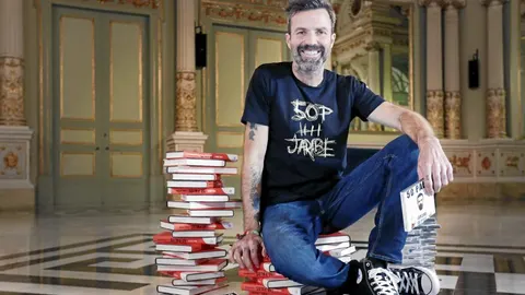 Pau Donés ayer en el Gran Teatro del Liceo junto a ejemplares de su primer libro