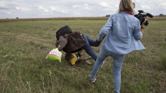 Petra Laszlo, en el momento de agredir a un refugiado en la frontera serbia
