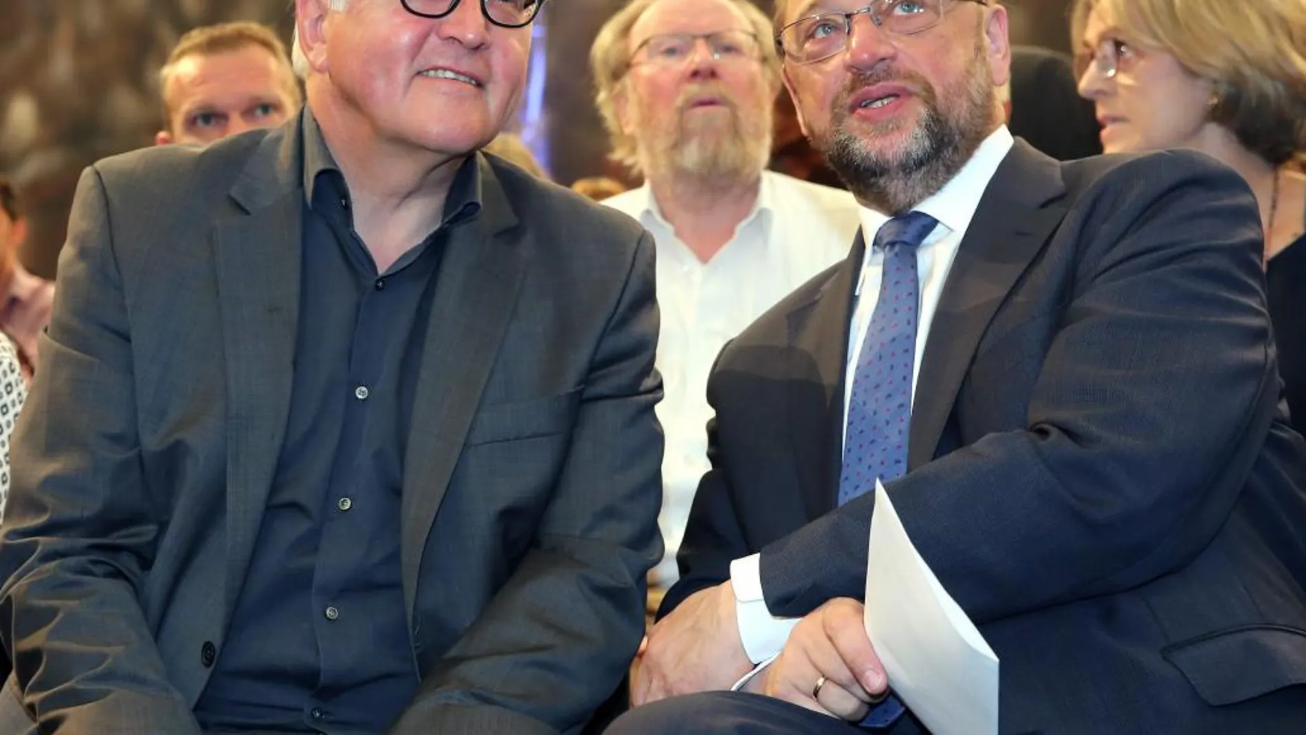 Martin Schulz (derecha), junto al ministro de Asuntos exteriores alemán Frank-Walter Steinmeier