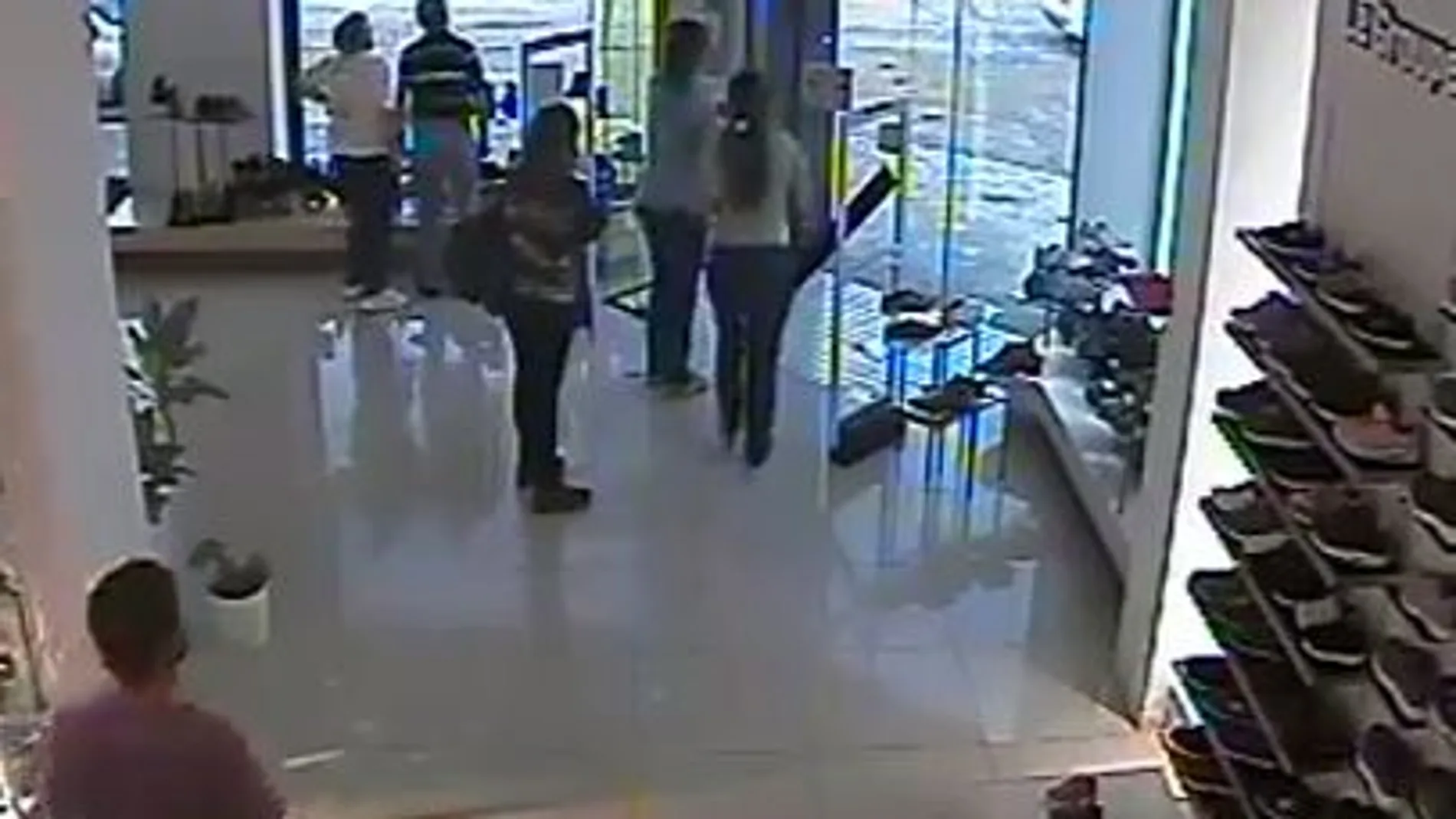 Una cámara de seguridad graba el mortal paso de un tornado por Uruguay