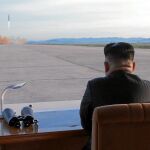 Fotografía de Kim Jong Un supervisando el último lanzamiento distribuida ayer por la agencia oficial KCNA