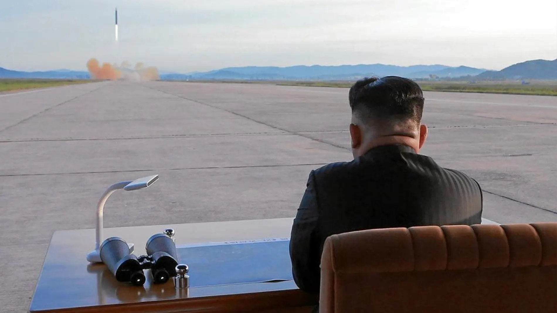 Fotografía de Kim Jong Un supervisando el último lanzamiento distribuida ayer por la agencia oficial KCNA