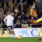 El defensa portugués del Real Madrid Pepe (i) comete penalti sobre André Gomes (c), centrocampista portugués del Valencia CF