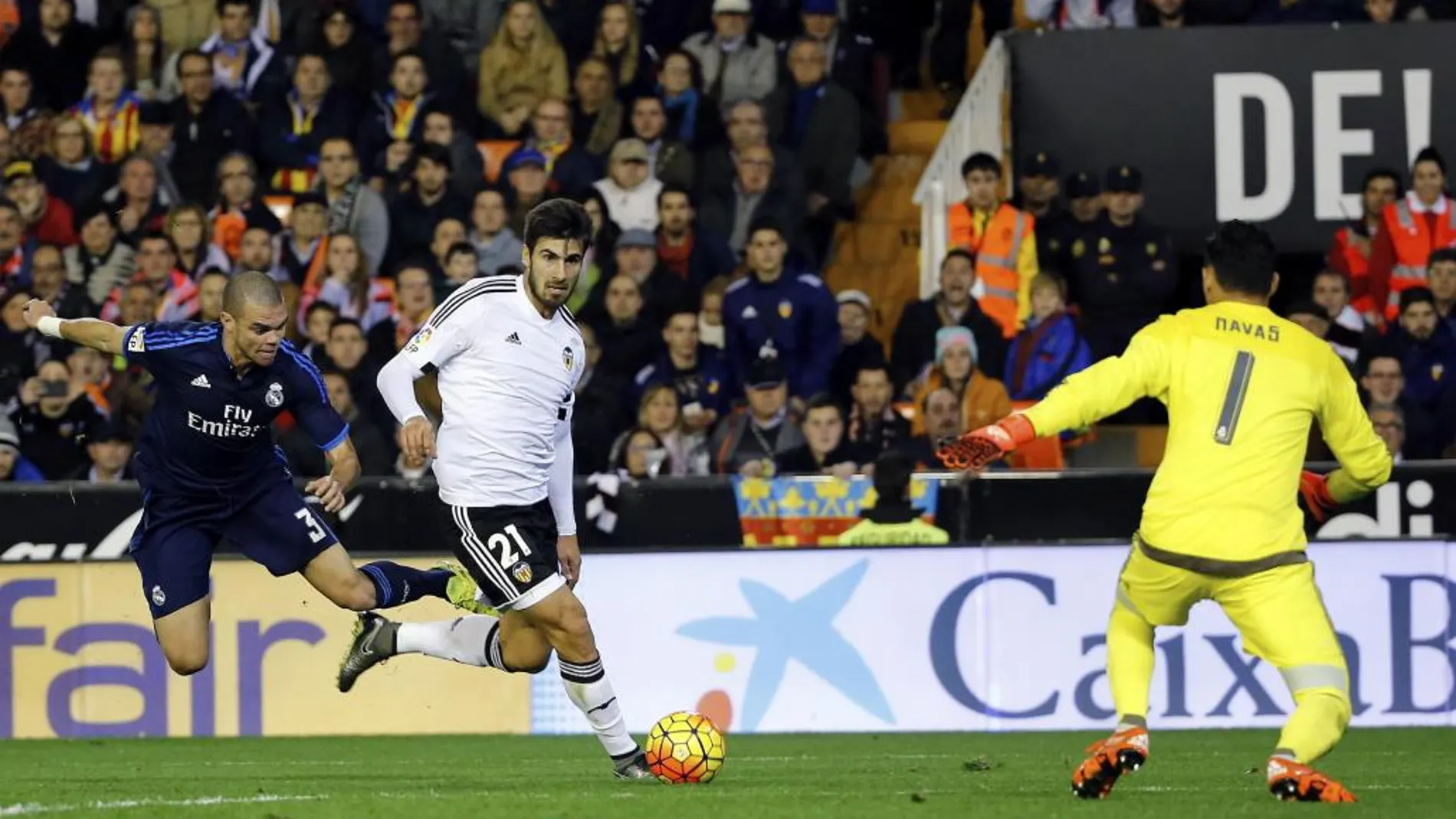 El defensa portugués del Real Madrid Pepe (i) comete penalti sobre André Gomes (c), centrocampista portugués del Valencia CF
