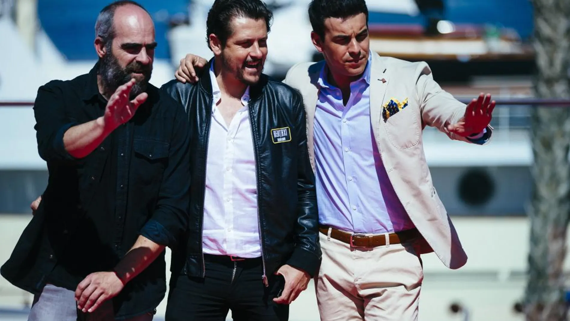 El director Kike Maillo (c), junto a los actores Mario Casas (d) y Luis Tosar, posan en el puerto malagueño, tras presentar la película "Toro"