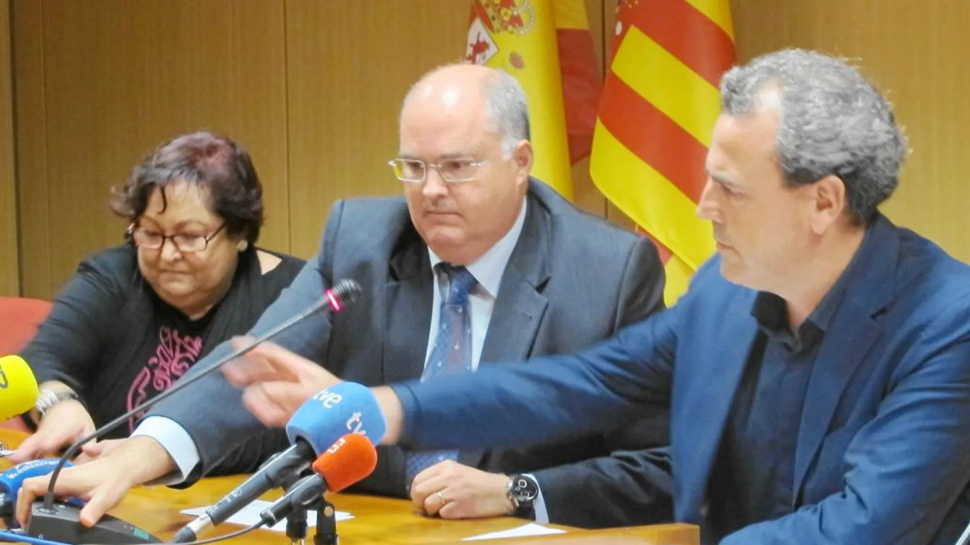 Fernando de Rosa junto a los representantes de Avacu y de la Federación de Asociaciones de Vecinos