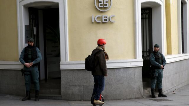 Dos guardias civiles custodian la entrada del banco chino ICBC en Madrid el pasado  febrero