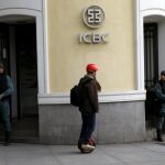 Dos guardias civiles custodian la entrada del banco chino ICBC en Madrid el pasado febrero