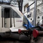 El tren del servicio de Rodalias de Renfe tras chocar contra el tope final de una vía en la Estación de Francia de Barcelona