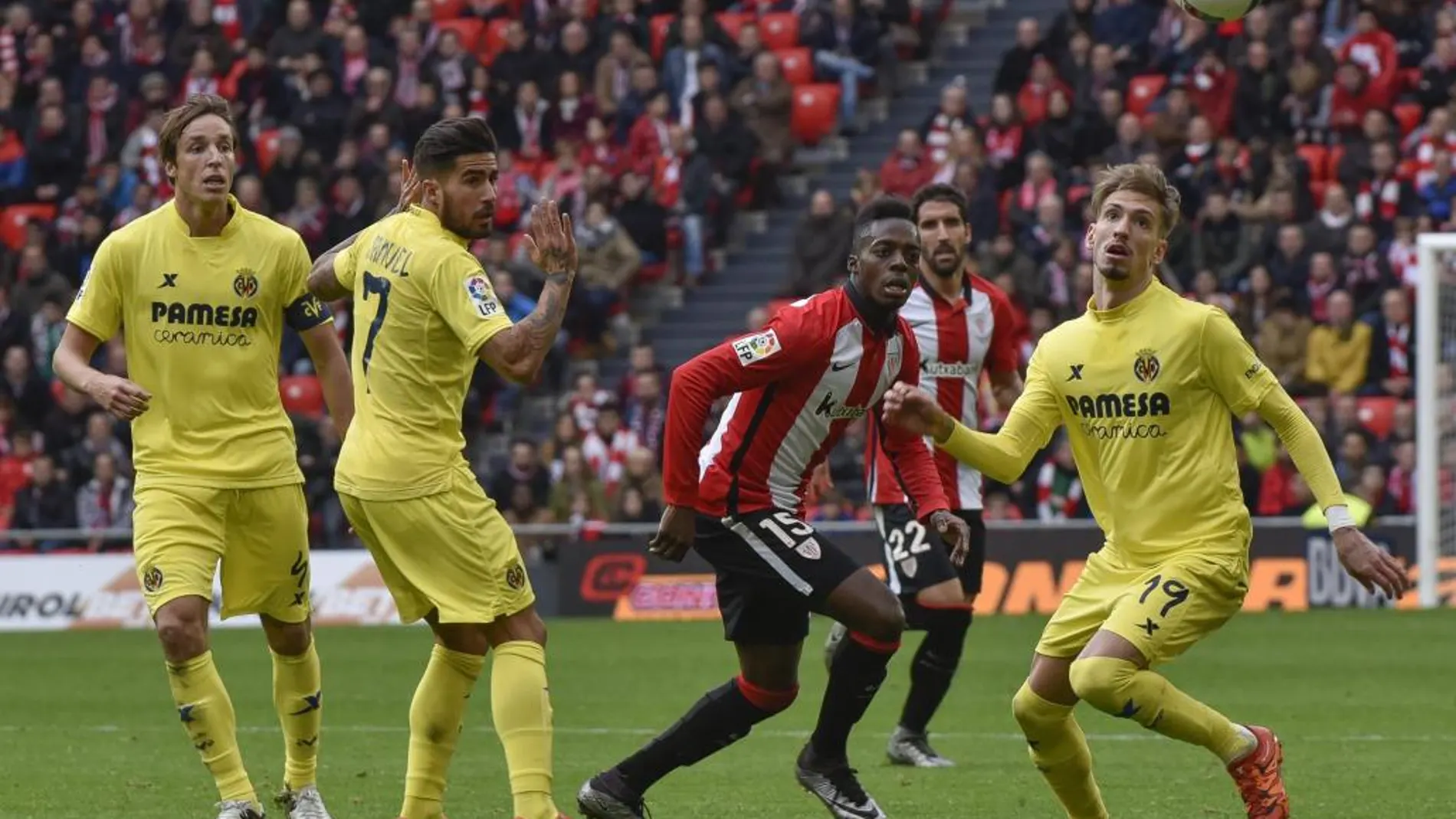 Samu Castillejo (d), del Villarreal, y Williams (2-d), del Athletic Club, durante el partido de ida de octavos de final de la Copa del Rey.