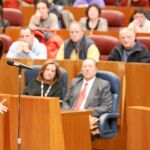 La presidenta de las Cortes de Castilla y León, Silvia Clemente, se dirige a los primeros participantes en la Jornada de Puertas Abiertas