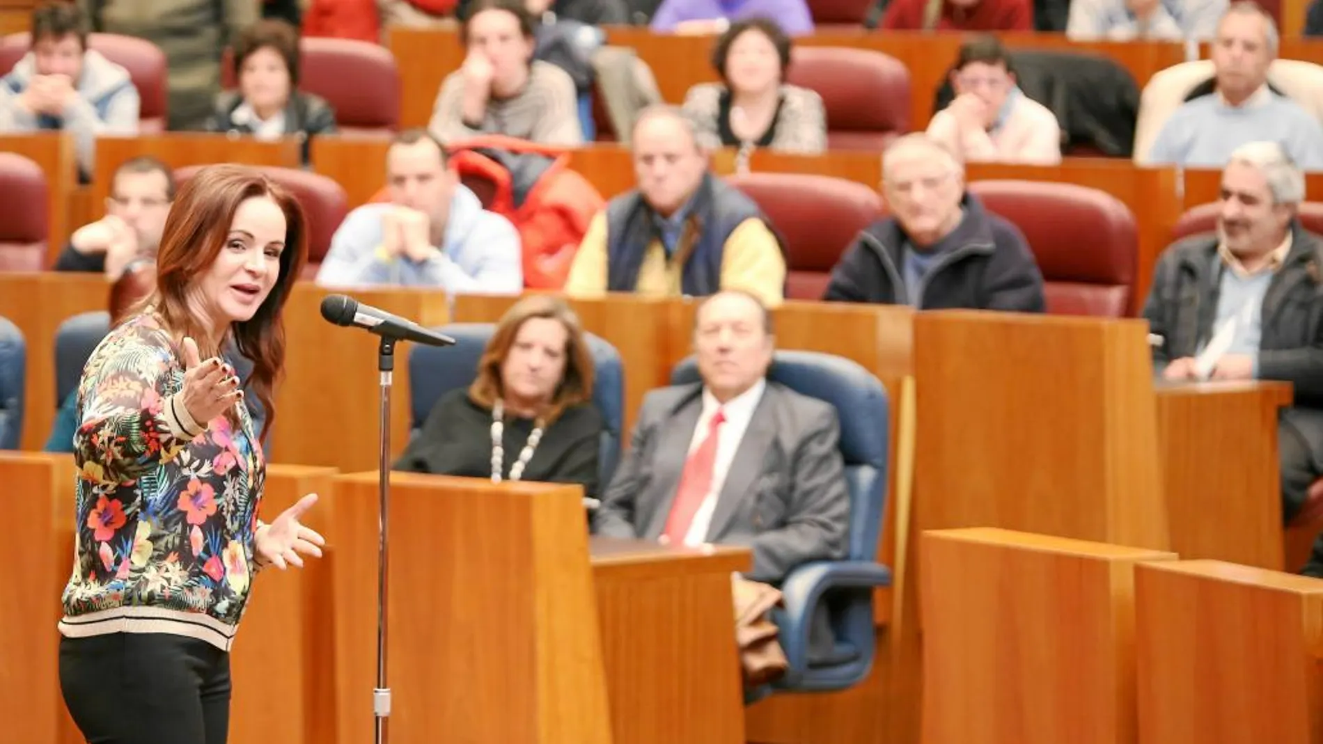 La presidenta de las Cortes de Castilla y León, Silvia Clemente, se dirige a los primeros participantes en la Jornada de Puertas Abiertas