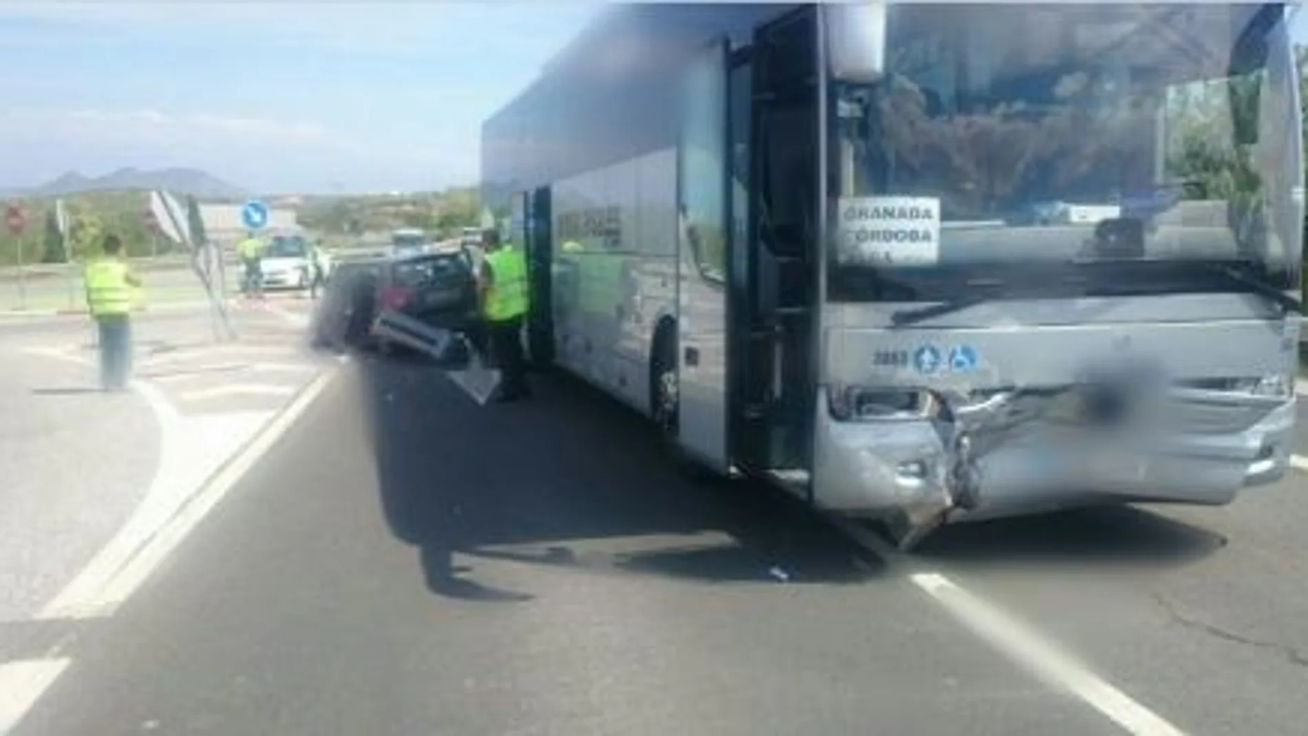 Cinco heridos, tres de ellos menores, en una colisión entre turismo y autobús en Granada