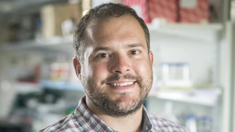 El profesor asociado de ingeniería biomédica Craig Duvall