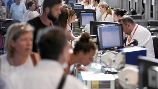 La gestión de Vueling en El Prat lejos de mejorar sigue acumulando retrasos y cancelaciones