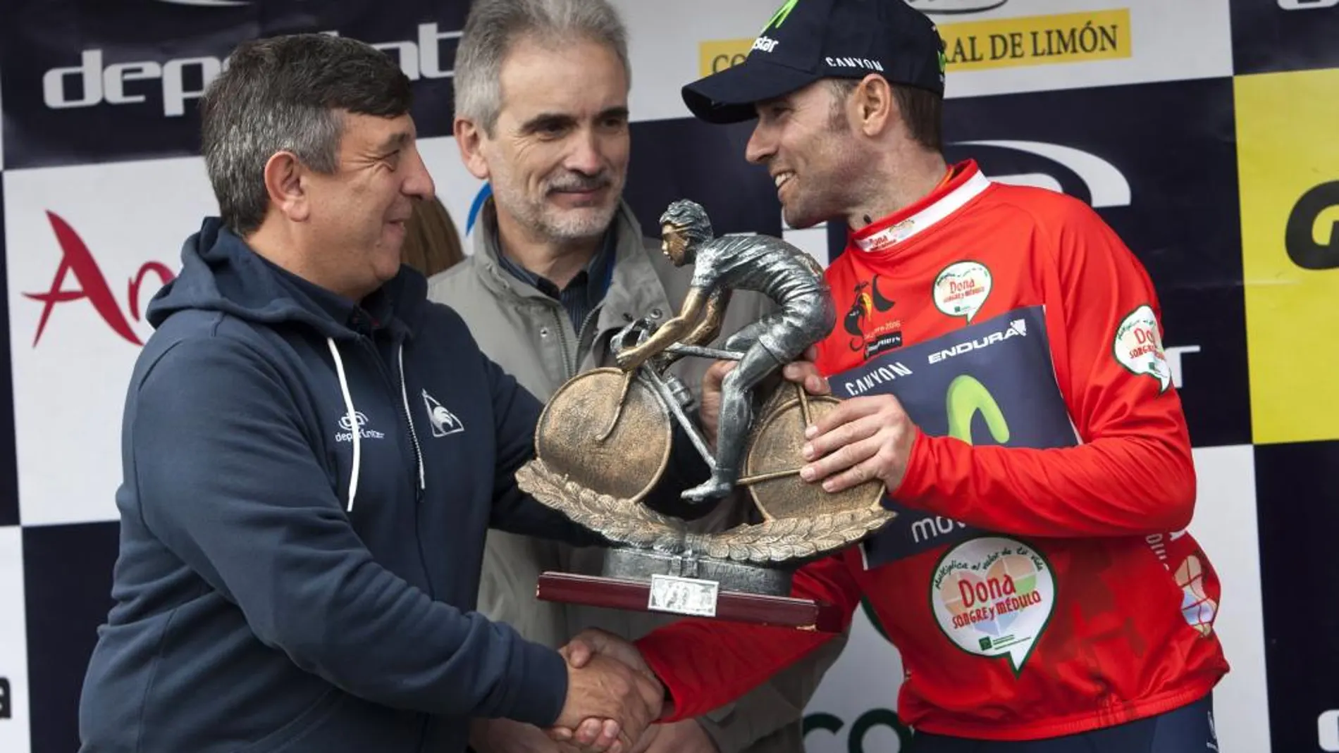 El ciclista español Alejandro Valverde (Movistar) (d) con el maillot de líder recibe el trofeo que le acredita vencedor de la 62 edición de la Vuelta Ciclista a Andalucía tras la quinta y última etapa disputada hoy entre San Roque (Cádiz) y Estepona (Málaga)