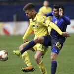 El jugador del Villarreal, Ramiro Guerra, disputa un balón con el jugador del Maccabi, Avi Rikan