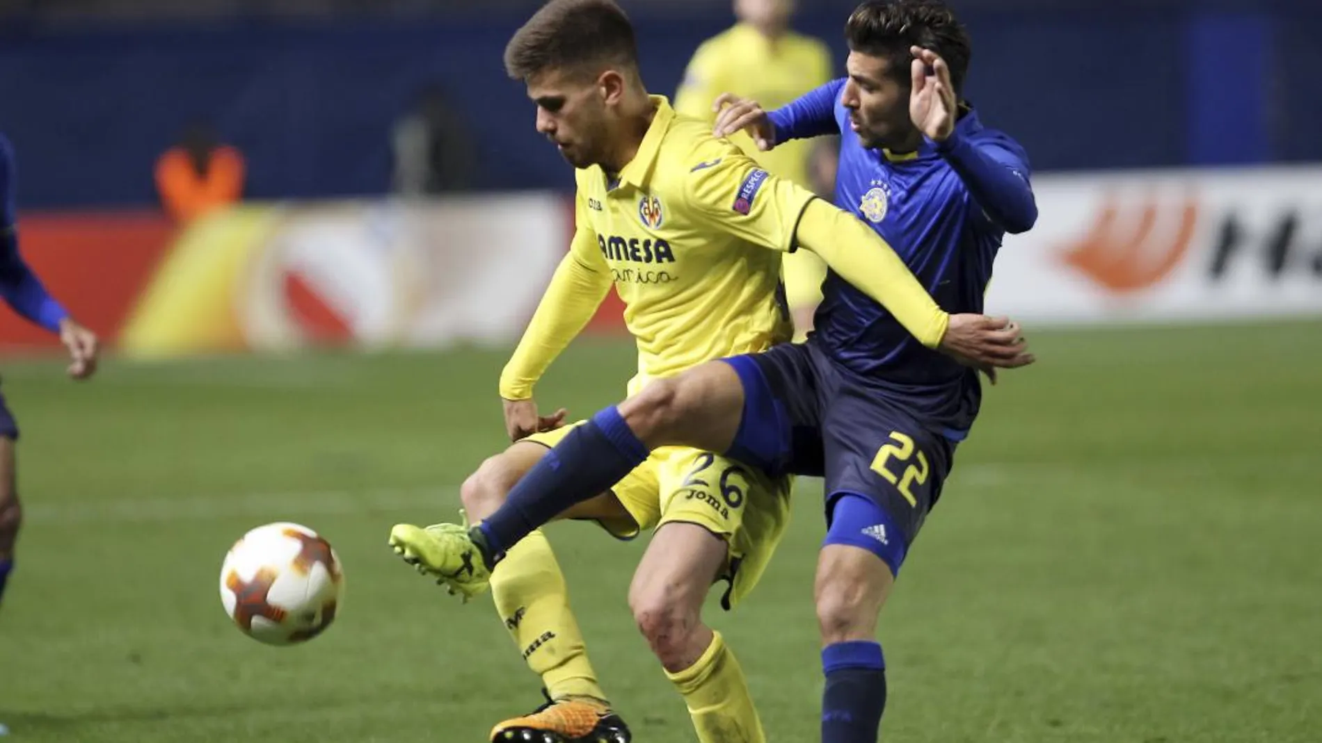 El jugador del Villarreal, Ramiro Guerra, disputa un balón con el jugador del Maccabi, Avi Rikan