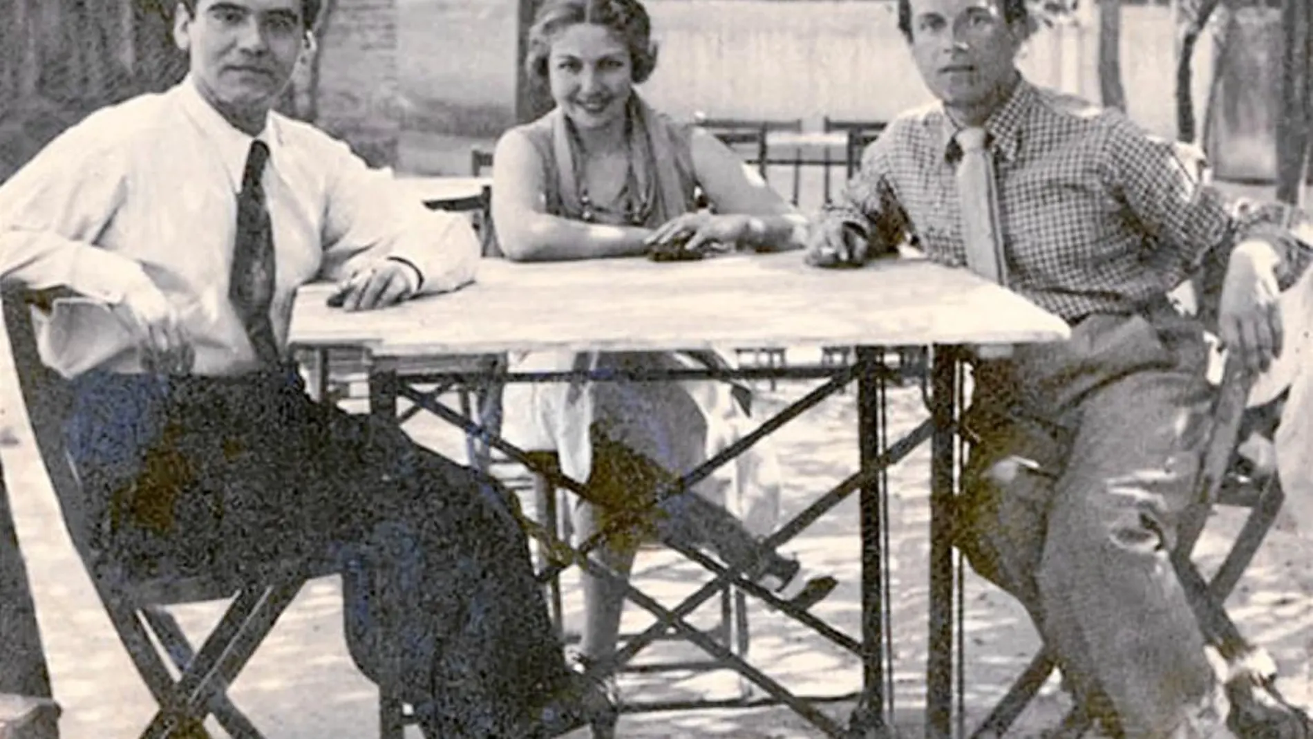 María Teresa León sentada junto a Federico García Lorca y Rafael Alberti