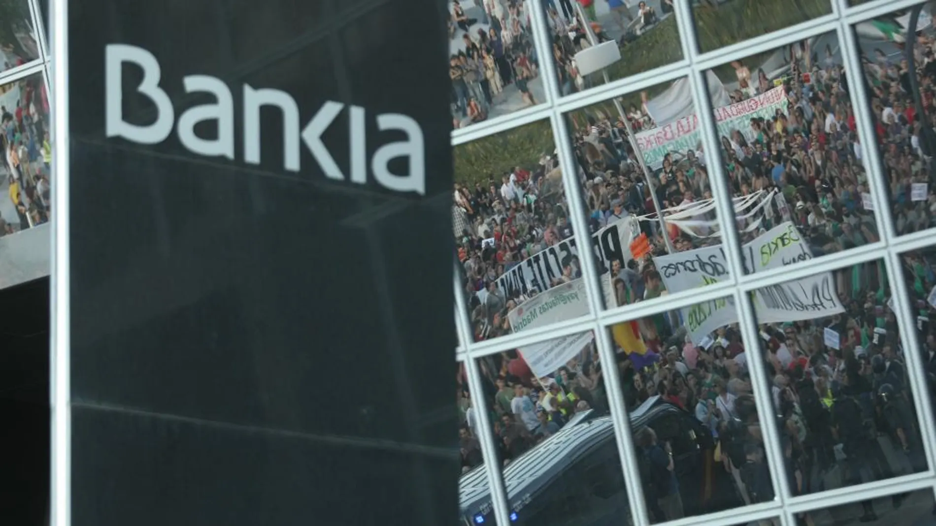 Manifestación contra el rescate bancario frente a Bankia