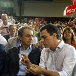 El secretario general del PSOE y candidato a la presidencia del Gobierno, conversa con el expresidente del Gobierno José Luís Rodriguez Zapatero.