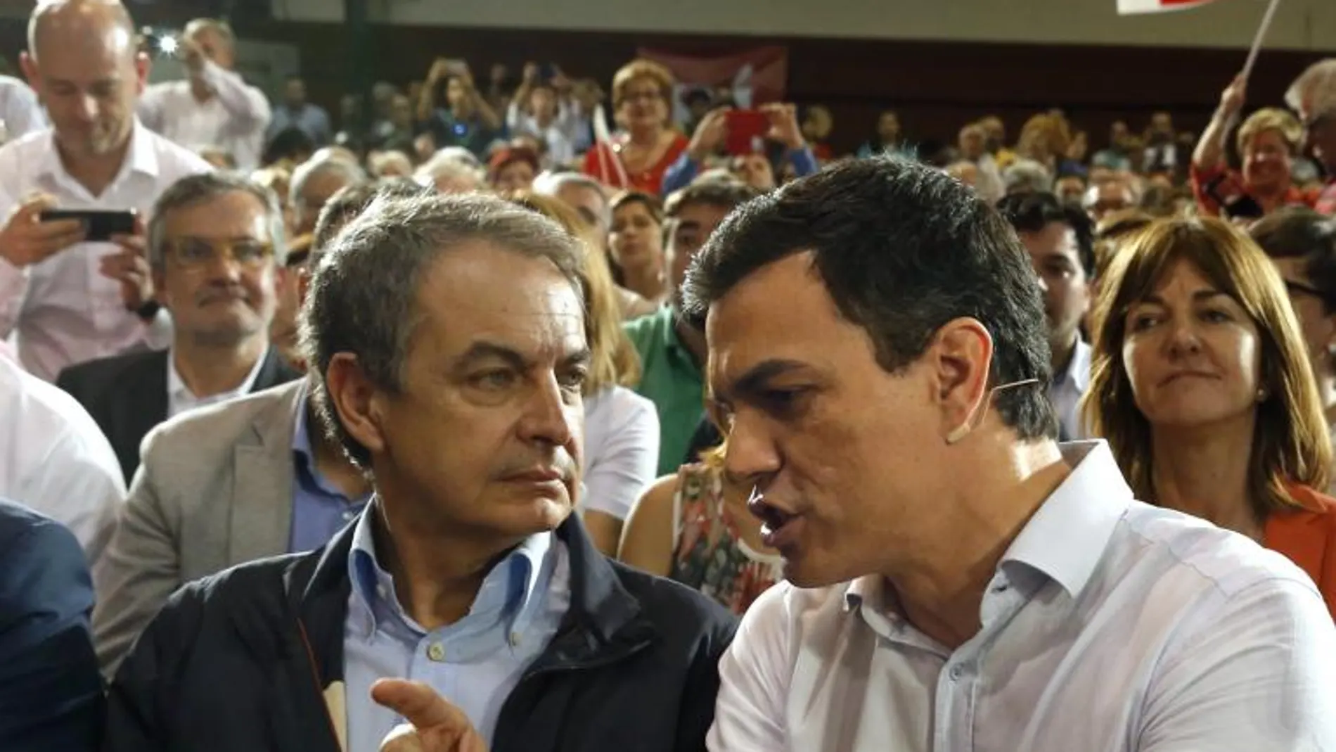 El secretario general del PSOE y candidato a la presidencia del Gobierno, conversa con el expresidente del Gobierno José Luís Rodriguez Zapatero.