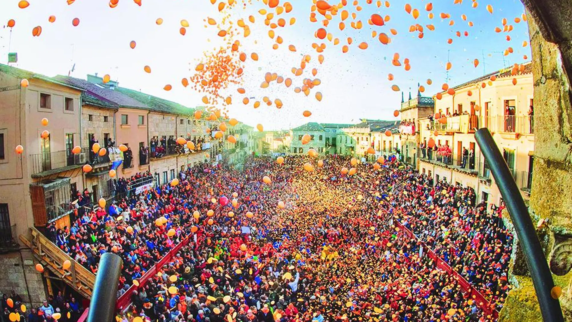 Miles de personas llenan la Plaza Mayor de Ciudad Rodrigo (Salamanca) para asistir al campanazo con el que dan comienzo los Carnavales del Toro.