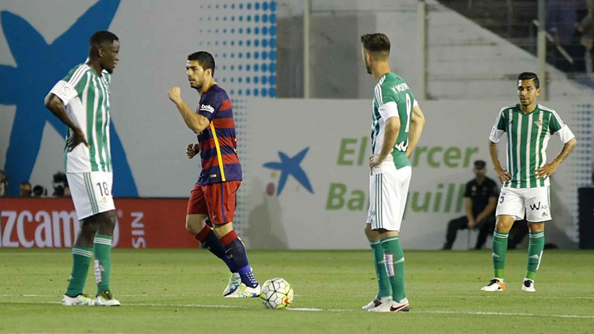 El delantero uruguayo del FC Barcelona Luis Suárez (2i) celebra el gol que acaba de marcar, el segundo del equipo frente al Betis