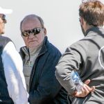 El Rey Juan Carlos, ayer, con un grupo de participantes en la regata Palma Vela