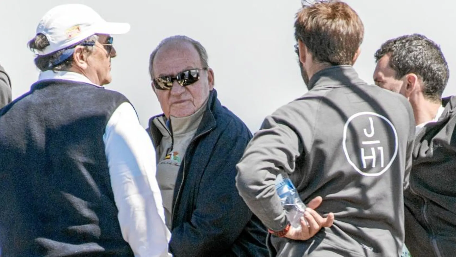 El Rey Juan Carlos, ayer, con un grupo de participantes en la regata Palma Vela