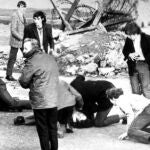 Imagen de archivo fechada el domingo 31 de enero de 1972, un hombre recibe atención tras el tiroteo ocurrido en Londonderry, conocido como «Bloody Sunday»