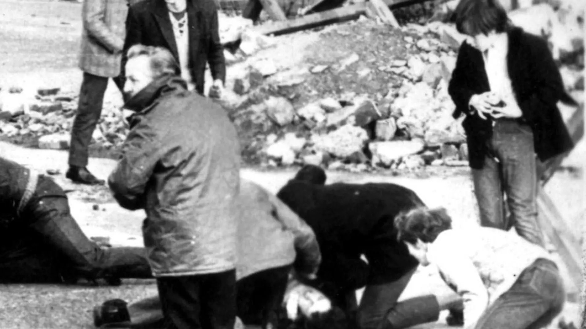 Imagen de archivo fechada el domingo 31 de enero de 1972, un hombre recibe atención tras el tiroteo ocurrido en Londonderry, conocido como «Bloody Sunday»