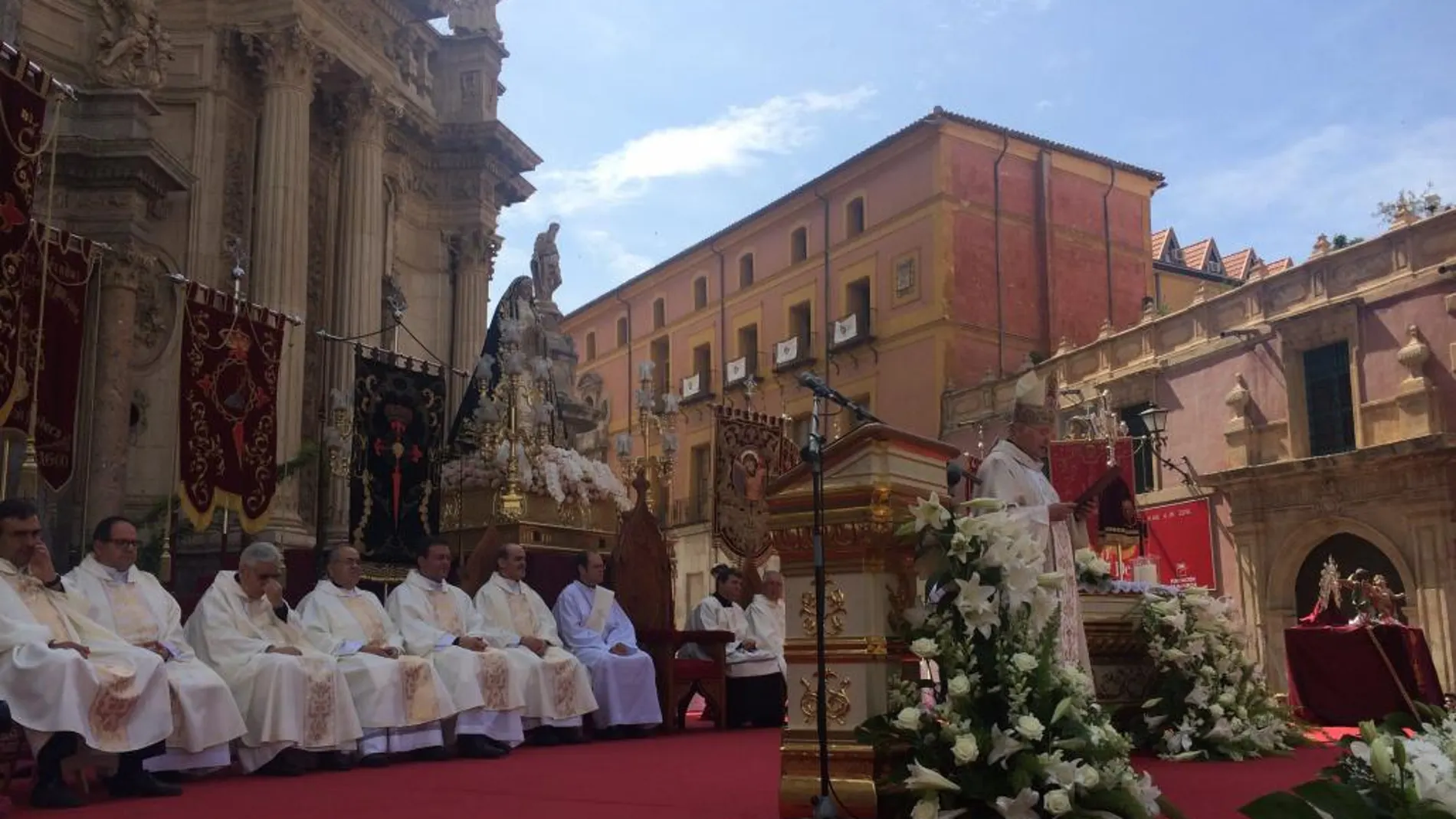 El obispo, José Manuel Lorca Planes, ofició la Misa cantada en la Plaza del Cardenal Belluga