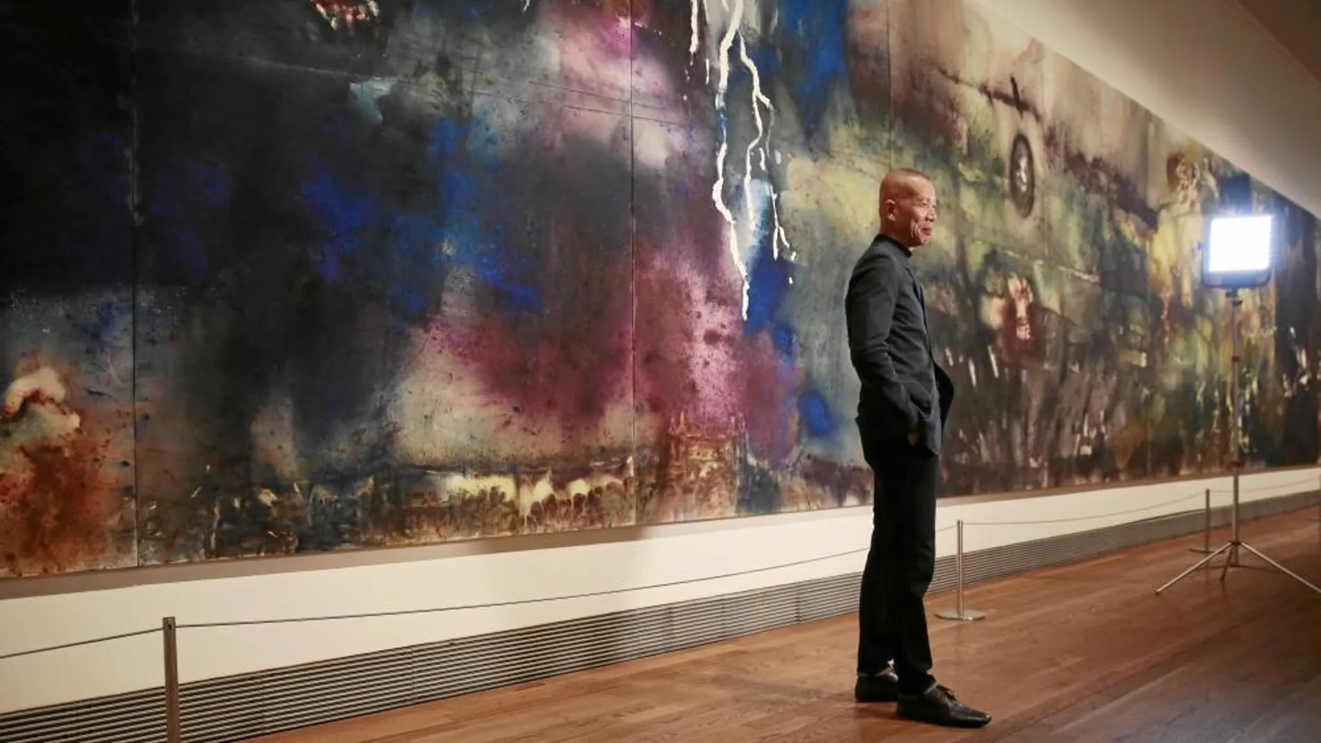 El artista frente a una de sus gigantescas composiciones