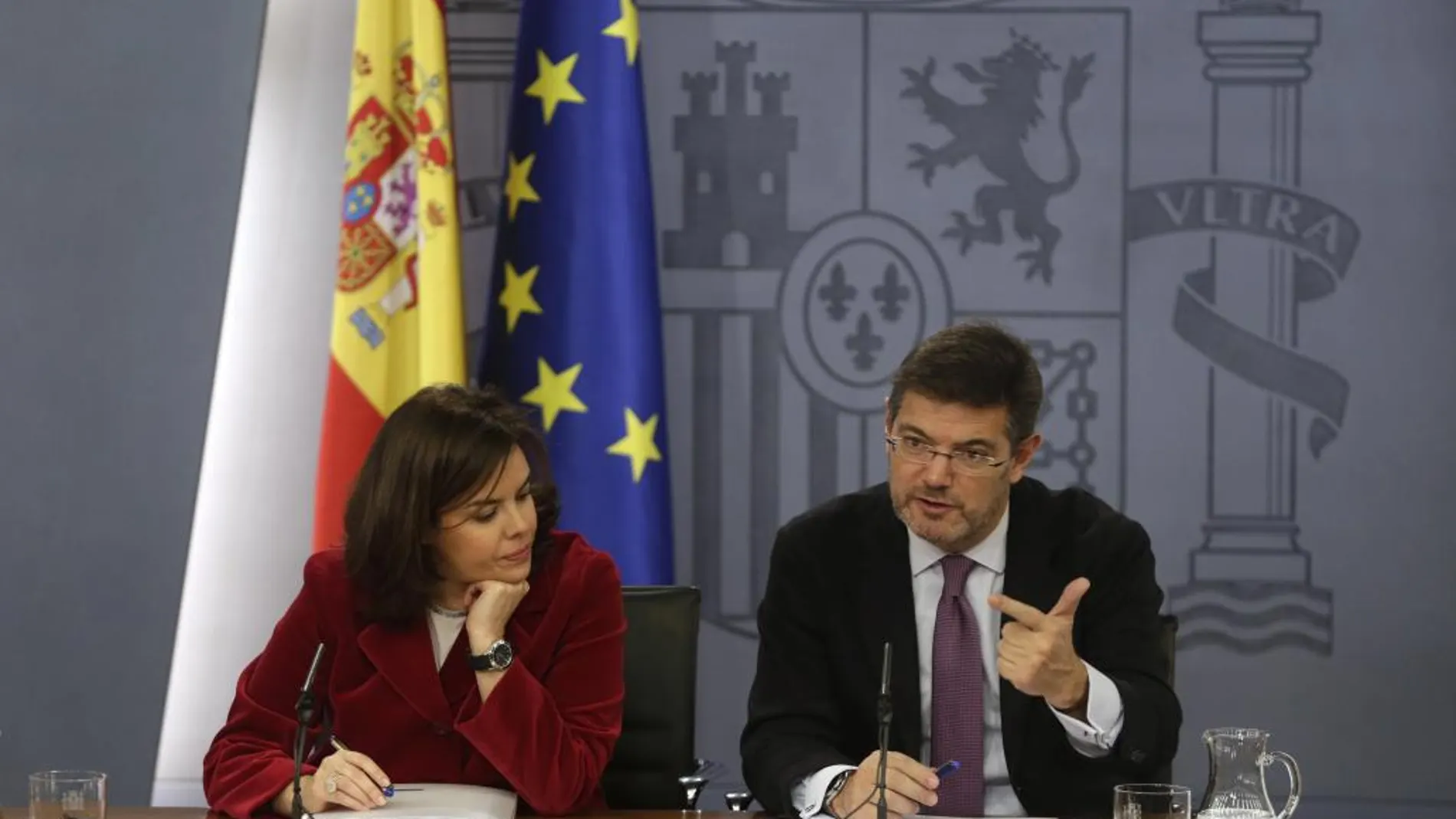 La vicepresidenta del Gobierno en funciones, Soraya Sáenz de Santamaría (i), y el ministro de Justicia, Rafael Catalá.