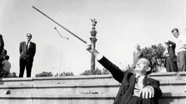 Salvador Dalí emula con su bastón el gesto de Colón